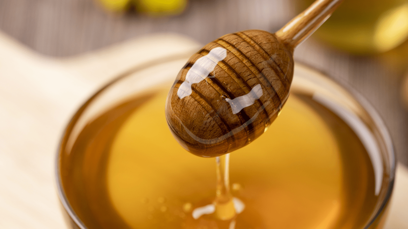 Ambachtelijke honing in een glazen pot, puur en ongefilterd. Een heerlijke natuurlijke zoetstof boordevol voedingsstoffen en aroma.